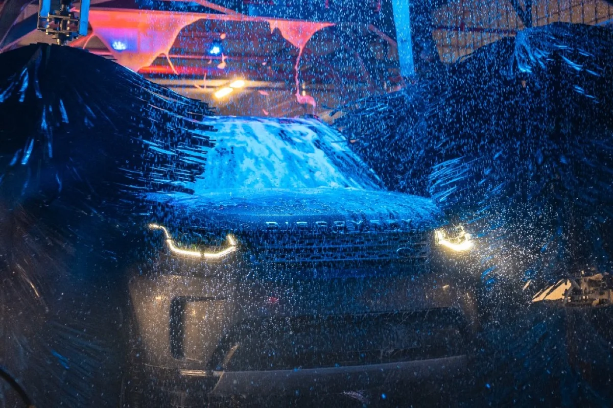 SUV in der Bluewash-Anlage – schnelle Autowäsche ohne lange Wartezeiten