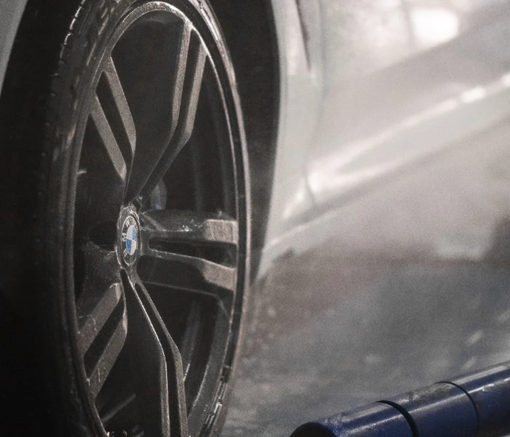 Rad- und Unterbodenreinigung im Bluewash-Tunnel