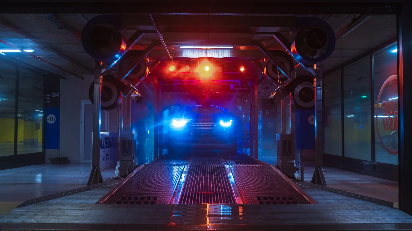 Bluewash Automatik-Tunnel – Studioansicht des Waschsystems